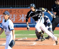 ６回阪神２死一塁、藤浪晋太郎は右中間に二塁打を放つ＝横浜スタジアム（撮影・金田祐二）