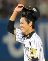 ６回、日本ハム・中田に２球続けてスローボールを投げ、笑顔で帽子を取る阪神・藤浪（撮影・西岡　正）