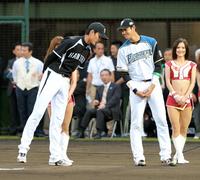 試合前のセレモニーで日本ハム・大谷（右）と談笑する阪神・藤浪（撮影・開出　牧）