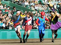 仮装リレーで競走する（左から）あまちゃんの藤浪、女子高生の北條、マリオの田面、魔女の小豆畑（撮影・田中太一）