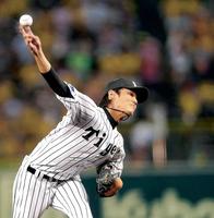 巨人打線を相手に力投する藤浪（撮影・田中太一）