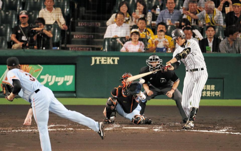 ３回阪神１死二塁、左前安打を放つ藤浪晋太郎（投手・マイコラス）＝甲子園（撮影・持木克友）