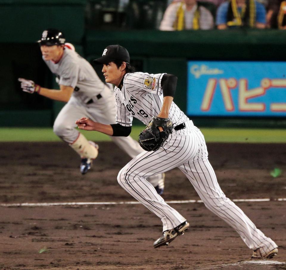 ３回中日無死、一塁ベースカバーに走る阪神・藤浪晋太郎＝甲子園（撮影・棚橋慶太）