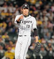 ６回、中日・ルナのスイングをアピールする阪神・藤浪晋太郎＝甲子園（撮影・保田叔久）