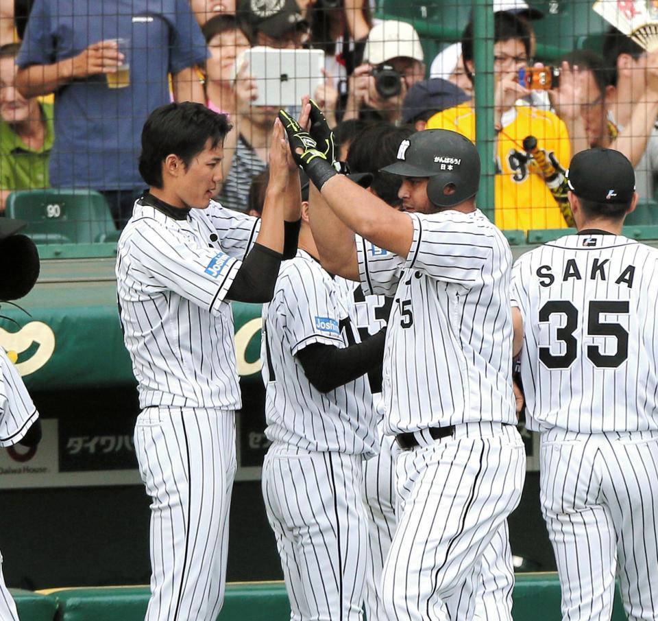 ４回、ソロを放った阪神・ゴメスをハイタッチで迎える阪神・藤浪晋太郎＝甲子園（撮影・飯室逸平）