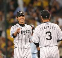 完封勝利を挙げた阪神・藤浪晋太郎は阪神・関本賢太郎からウイニングボールを差し出され笑顔をみせる＝甲子園（撮影・田中太一）