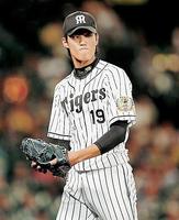 １回、ピンチを切り抜けグラブをたたく藤浪（撮影・棚橋慶太）