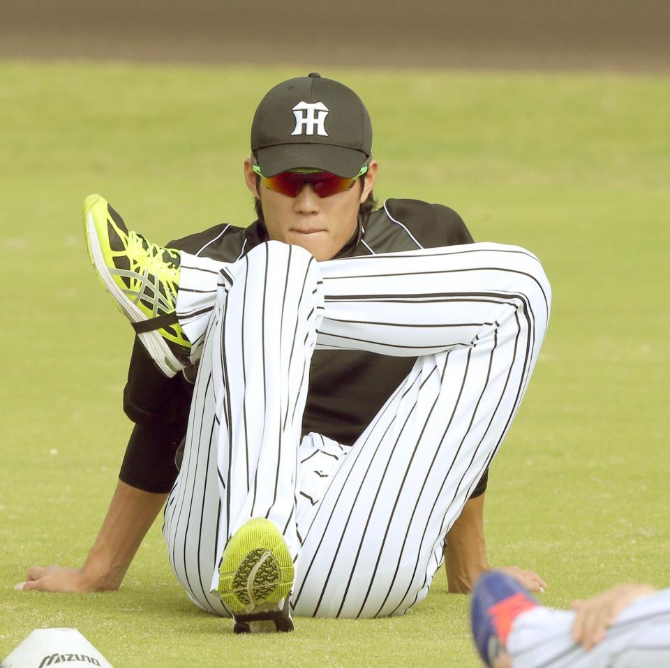 ストレッチをする阪神・藤浪晋太郎＝鳴尾浜（撮影・田中太一）