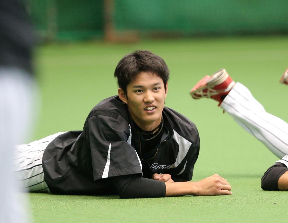 ストレッチをする阪神・藤浪晋太郎＝安芸（撮影・田中太一）