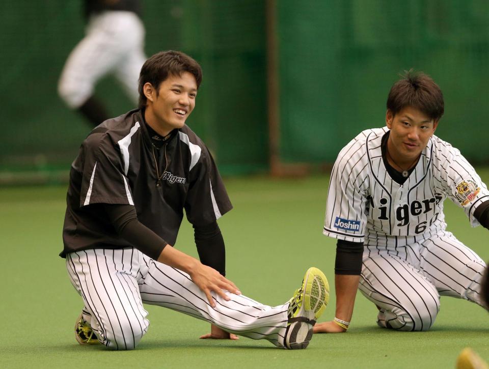 阪神・中谷将大（右）と並んでストレッチをする阪神・藤浪晋太郎＝安芸（撮影・田中太一）