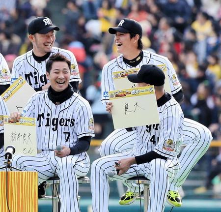 藤浪　ファン感謝デーで笑顔を見せる（甲子園）2015年11月21日