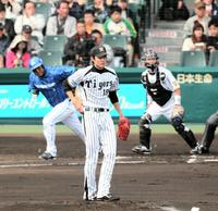 ２回、藤浪はラミレスを遊ゴロに打ち取る（撮影・山口　登）