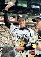 　本拠地の甲子園球場で初登板、６回無失点の好投でプロ初勝利を挙げウイニングボールを掲げる阪神の藤浪晋太郎投手＝14日