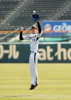 ボールに飛びつく阪神・藤浪晋太郎＝甲子園（撮影・棚橋慶太）