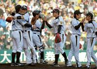 　２季ぶりの４連勝に喜ぶ阪神ナイン＝甲子園