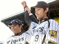 　２勝目を挙げ、お立ち台でポーズをとる阪神・藤浪。左は新井貴＝甲子園