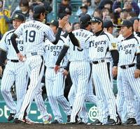 阪神・藤浪晋太郎（左）を出迎える阪神・和田豊監督＝甲子園（撮影・棚橋慶太）