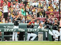 ９回、タイムリーを放った阪神・坂　克彦にナインと一緒にＳマークを送る阪神・藤浪晋太郎（左）＝マツダスタジアム（撮影・出月俊成）