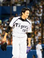 ６回、スローボールを２球続けて投げた日本ハム・中田に詰め寄られ、笑顔を見せる阪神・藤浪（撮影・園田高夫）