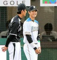 阪神・藤浪晋太郎と談笑する日本ハム・大谷翔平＝福島・いわきグリーンスタジアム（撮影・飯室逸平）