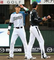 阪神・藤浪晋太郎に会釈する日本ハム・大谷翔平＝福島・いわきグリーンスタジアム（撮影・飯室逸平）