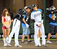 言葉を交わす藤浪晋太郎と大谷翔平＝いわきグリーンスタジアム（撮影・金田祐二）