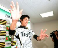 月間ＭＶＰに選ばれた阪神・藤浪晋太郎はグラティのポーズで笑顔を見せる＝甲子園（撮影・田中太一）