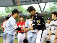 村田に挨拶し握手をかわす藤浪（撮影・飯室逸平）