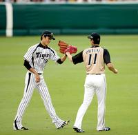 “対決”前に外野でキャッチボールした藤浪と大谷は互いの健闘を誓いグラブタッチをかわす（撮影・飯室逸平）