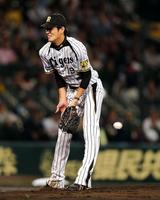 ２回中日無死、中日・堂上直倫に中前安打を浴びた阪神・藤浪晋太郎＝甲子園（撮影・棚橋慶太）