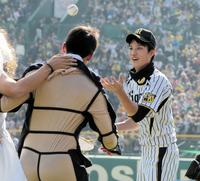 仮装した新人選手たちからボールを受け取る阪神・藤浪晋太郎＝甲子園（撮影・保田叔久）