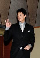 ファンにＯＫのサインを出す阪神・藤浪晋太郎＝都内のホテル（撮影・佐々木彰尚）