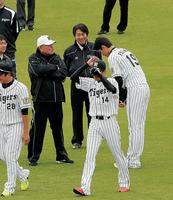 江夏豊臨時コーチにあいさつする藤浪（撮影・飯室逸平）