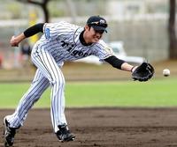 ハツラツとノックを受ける阪神・藤浪晋太郎＝宜野座（撮影・飯室逸平）