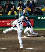 ７回西武１死、左飛に倒れる森友哉（投手阪神の藤浪晋太郎）＝甲子園（撮影・持木克友）