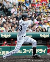 ２回阪神１死一、三塁、左犠飛を放つ藤浪晋太郎＝甲子園（撮影・持木克友）