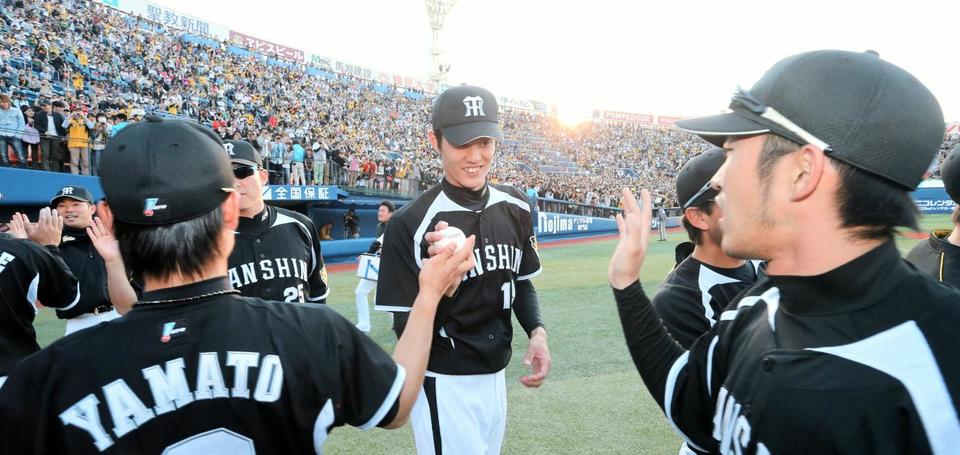 大和から３勝目のウイニングボールを受け取り笑顔の阪神・藤浪晋太郎（中央）＝横浜スタジアム（撮影・飯室逸平）