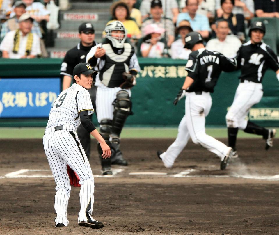 ６回ロッテ２死二、三塁、ロッテ・サブローに２点適時打を打たれ、勝ち越しを許す阪神・藤浪晋太郎＝甲子園（撮影・山口　登）