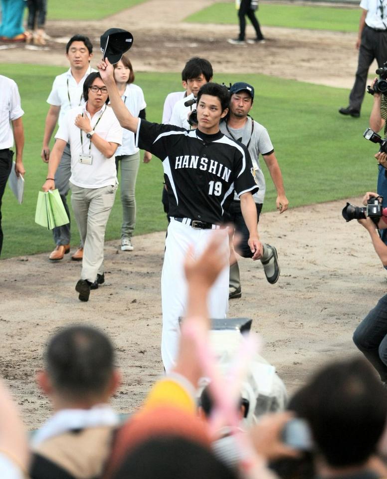 今季５勝目を挙げ、ファンの声援に応える阪神・藤浪晋太郎＝マツダスタジアム（撮影・北村雅宏）