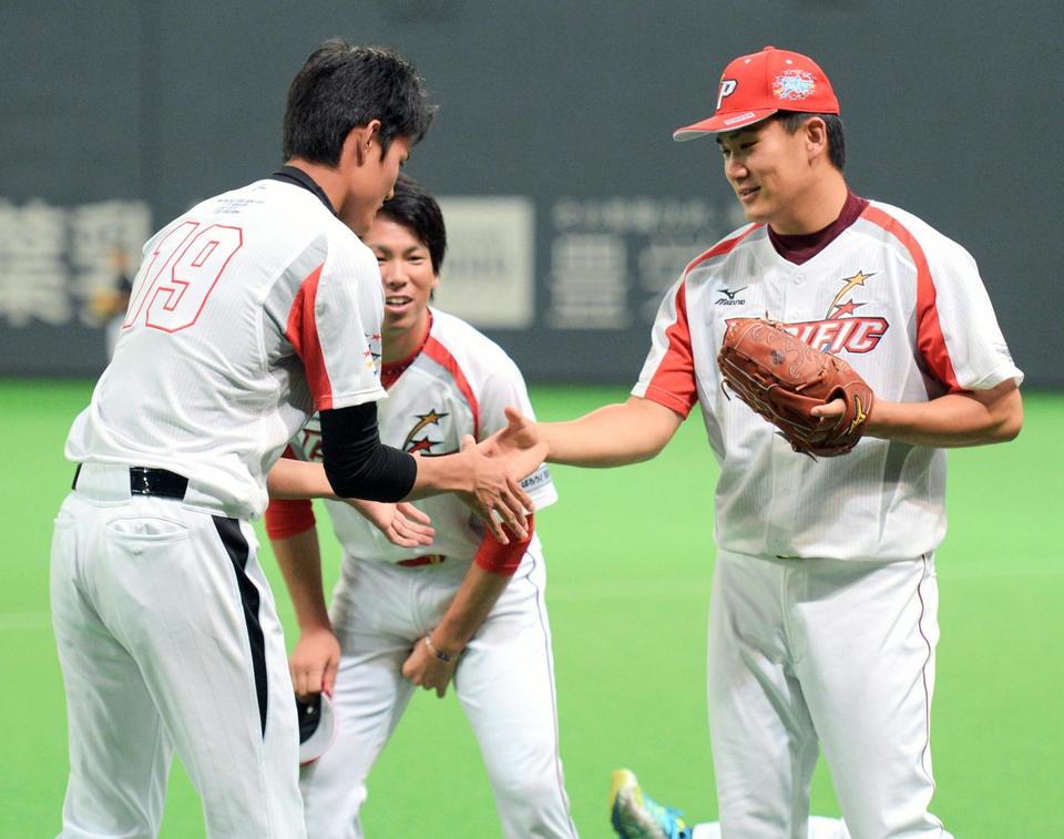 全パ・田中将大と握手する全セ・藤浪晋太郎（左）＝札幌ドーム（撮影・西岡　正）