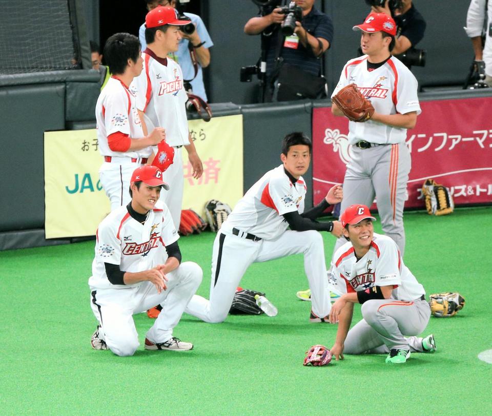 巨人・坂本勇人らと談笑する阪神・藤浪晋太郎、阪神・能見篤史＝札幌ドーム（撮影・飯室逸平）