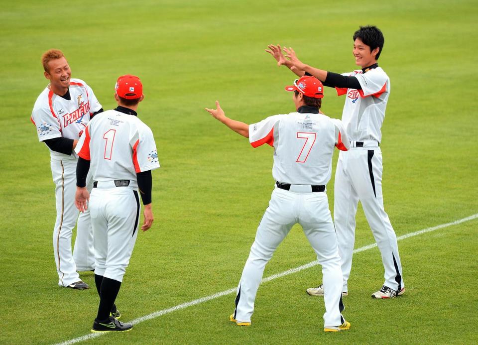 練習中、日本ハム・中田翔はしゃぐ阪神・藤浪晋太郎（手前は阪神・鳥谷　敬と西岡　剛）＝いわきグリーンスタジアム（撮影・金田祐二）