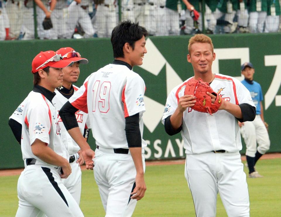 試合前の練習中、日本ハム・中田翔（右）と談笑する阪神・藤浪晋太郎（手前）左から阪神・西岡剛、阪神・鳥谷敬＝いわきグリーンスタジアム（撮影・開出　牧）