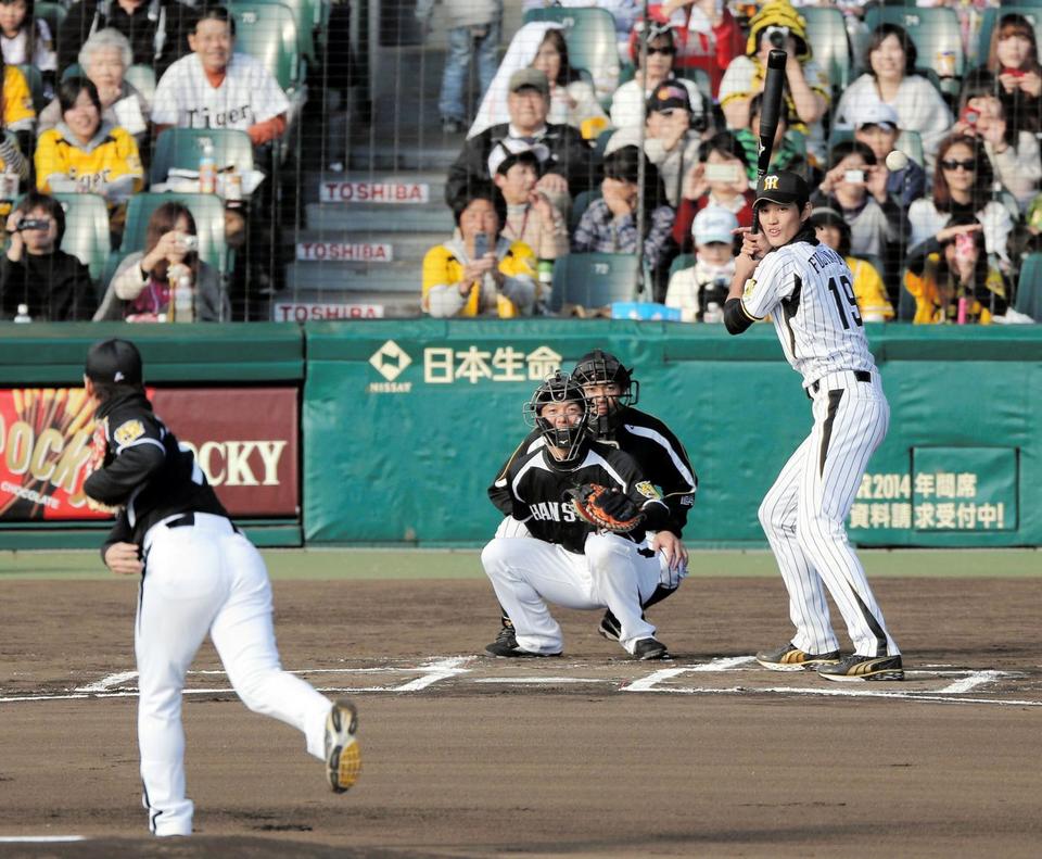 紅白戦で藤浪は西岡から背後に球を投げられる（撮影・山口　登）