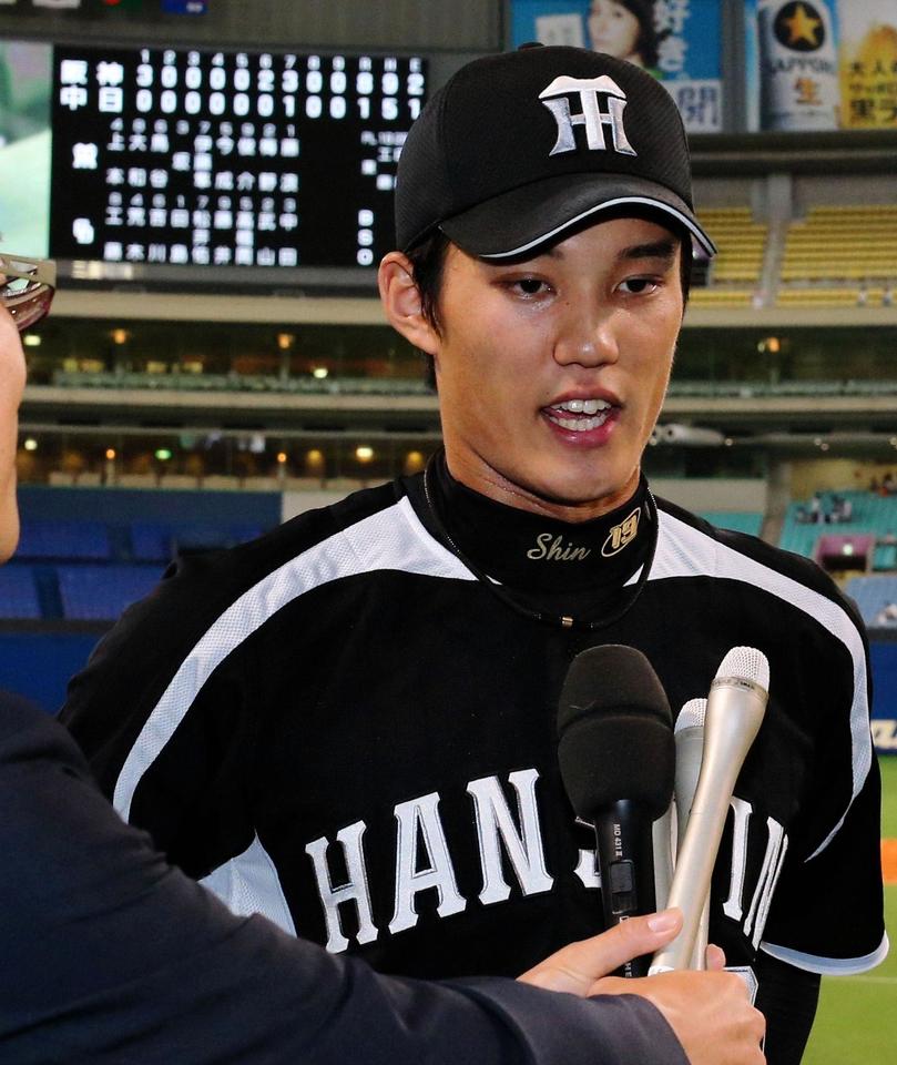 プロ初完投勝利を挙げお立ち台でインタビューに答える阪神・藤浪晋太郎＝ナゴヤドーム（撮影・保田叔久）