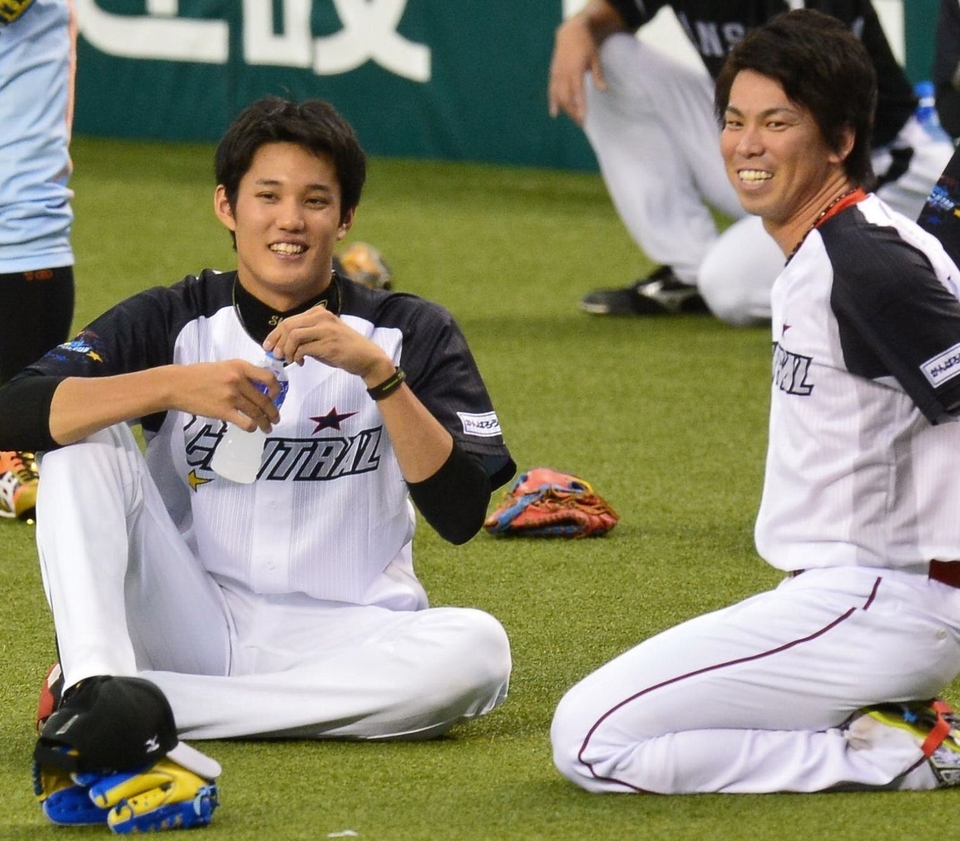 前田（右）と談笑する藤浪（撮影・村中拓久）