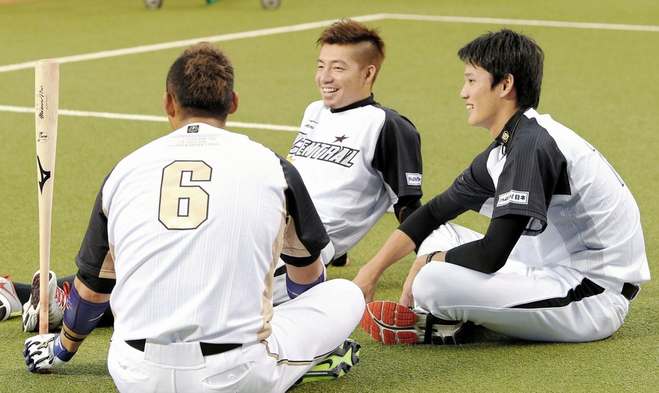 日本ハム・中田　翔と談笑する阪神・鳥谷　敬と阪神・藤浪晋太郎＝西武ドーム（撮影・飯室逸平）