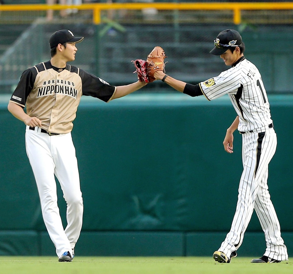 試合前にキャッチボールをしグラブタッチをする大谷（左）と藤浪（撮影・棚橋慶太）