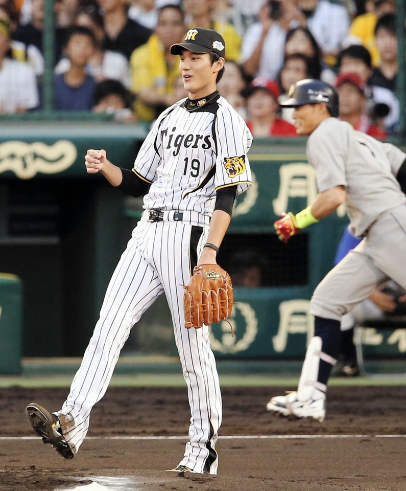 １回、オリックス・糸井嘉男に先制タイムリーを打たれ苦笑いの阪神・藤浪晋太郎＝甲子園（撮影・飯室逸平）