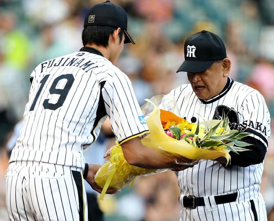 藤浪（左）から花束を受け取る江夏氏（撮影・保田叔久）